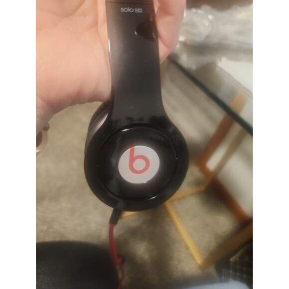 Beats Solo HD on-ear headphones with cable & case, black with red - Picture 5 of 9